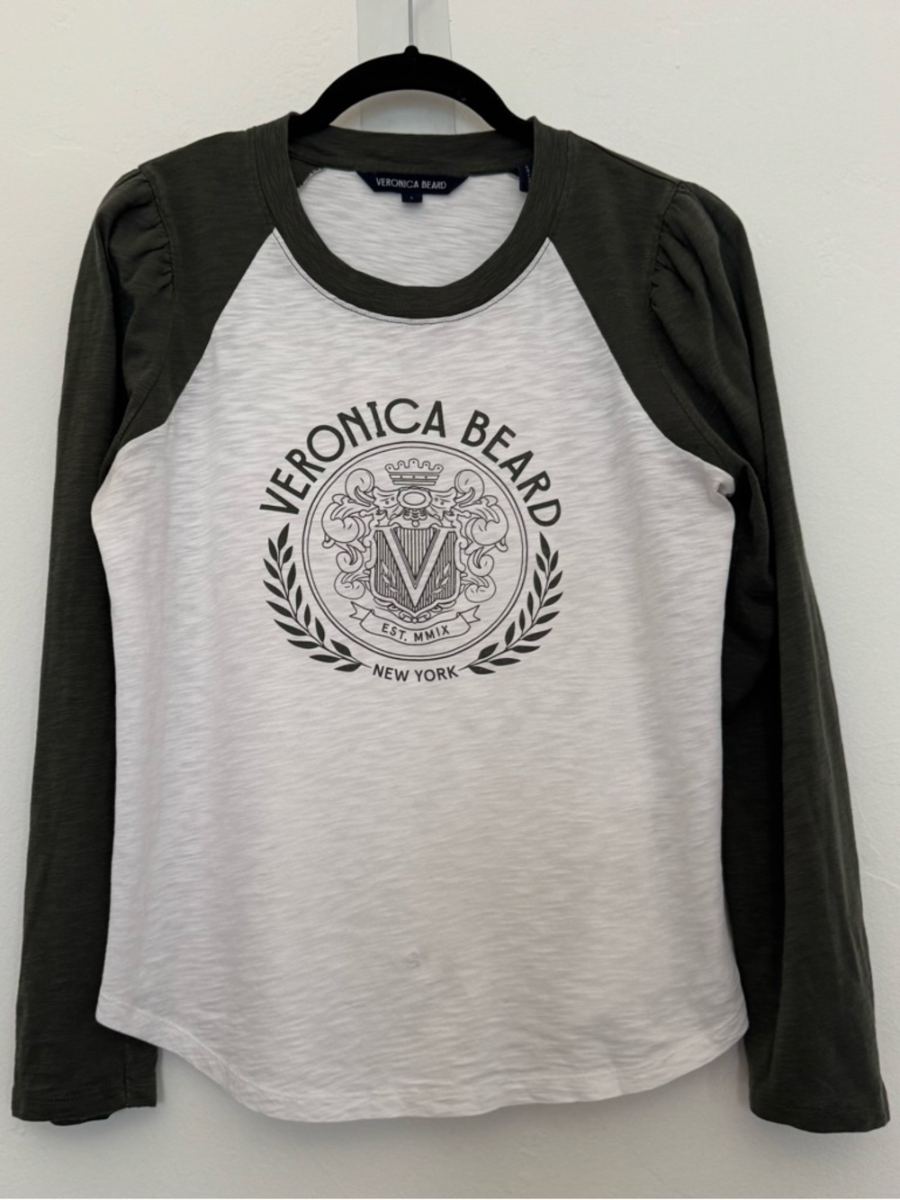 Veronica Beard Mason Logo Raglan Baseball Tee Crest Green White *FLAW* - Picture 2 of 13